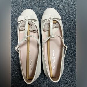 Nina girls patent leather Mary Jane’s.  Big girls size 5.  Brand new never worn.